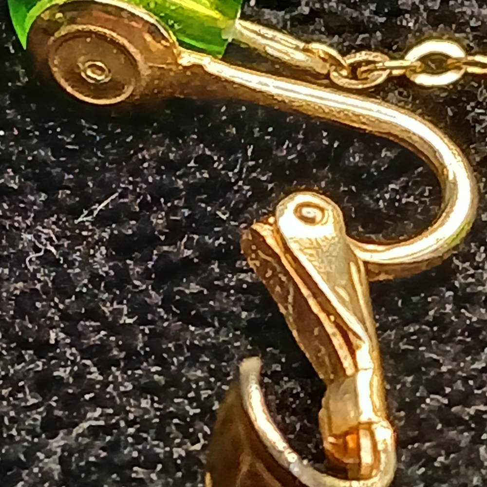 5$ Vtg Green Glass and Gold Drop Clip-On Earrings - Picture 5 of 7
